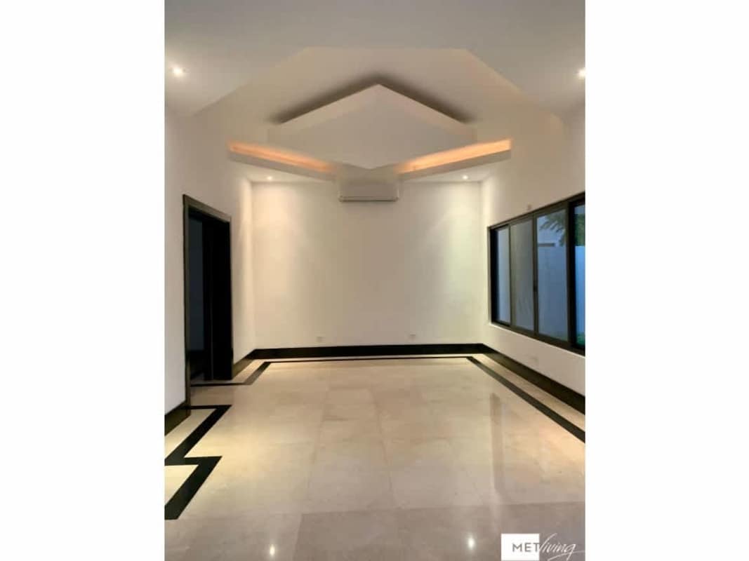 Modern living room with marble floors, recessed lighting and floor-to-ceiling windows in Toscana Costa del Este villa