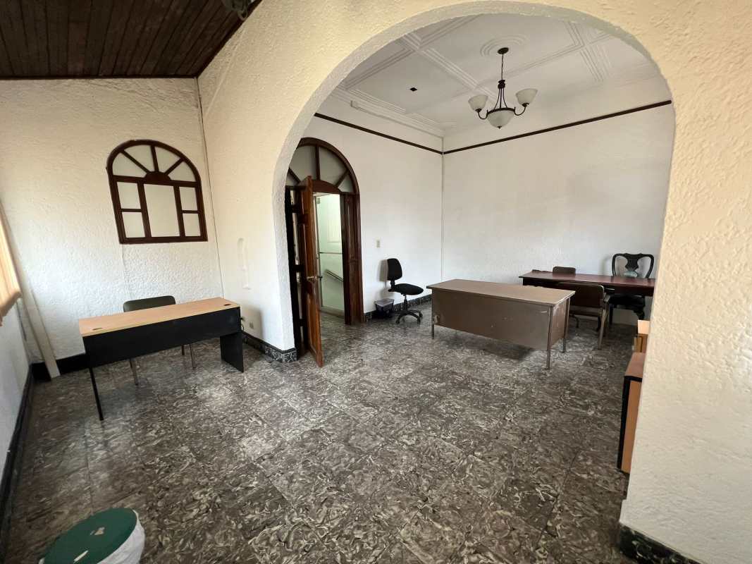 Spacious commercial room with marble tile in business district Perejil Calidonia Panama