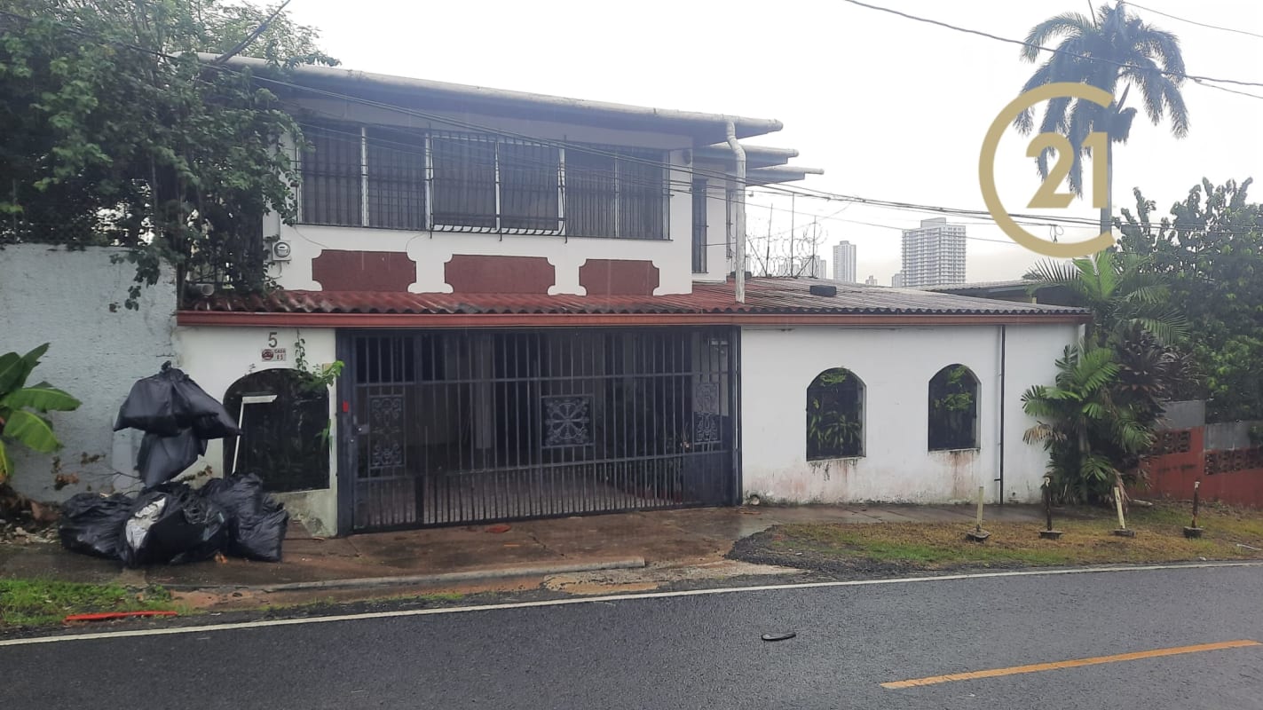 Classic two-level house with iron gate, parking, and garden in Parque Lefevre Panama City