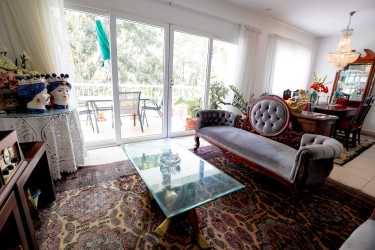 Living dining space with chandelier and bright windows PH Tucan Panama Pacifico