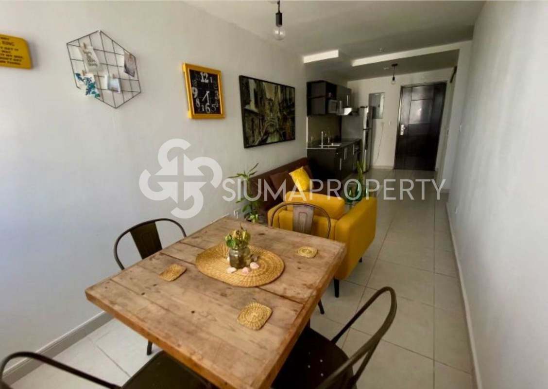 Secondary bedroom with tile floor, closet window at PH Bay View Balboa Panama City