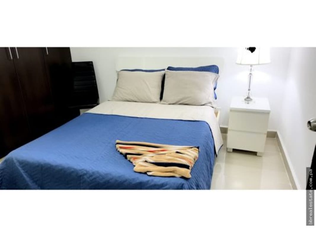 Second bedroom with built-in closet and window in PH Belle View Bella Vista Panama City