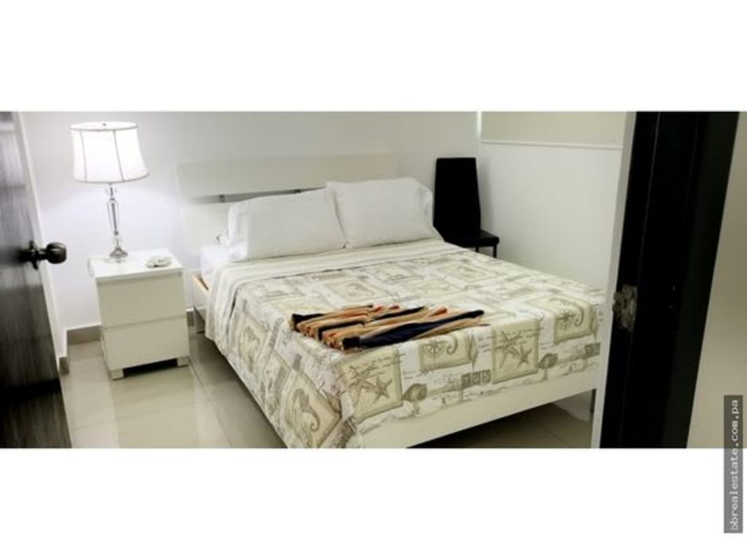 Spacious master bedroom with large windows and city skyline views in PH Belle View Avenida Balboa Panama