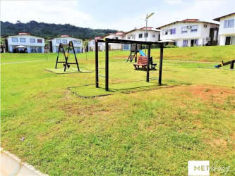 Fenced outdoor basketball sports court with green grass and trees at PH La Campiña Arraiján Panama