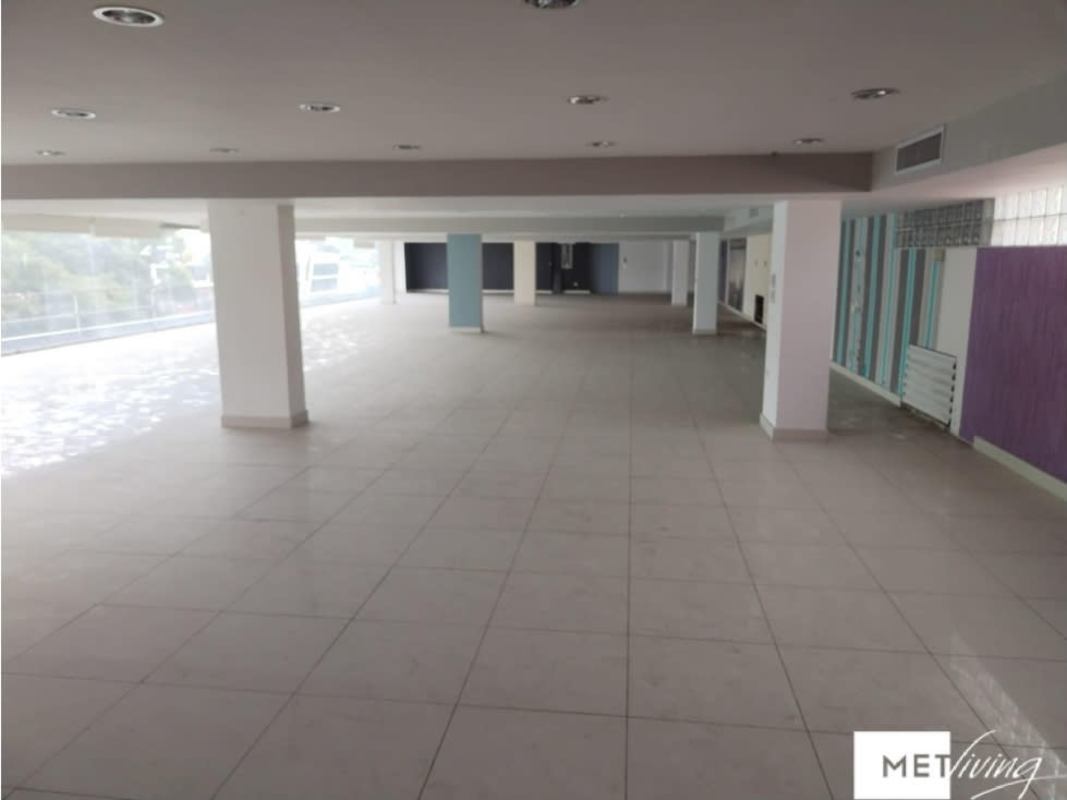 Large floor area with windows and support columns in commercial property Via España Panama