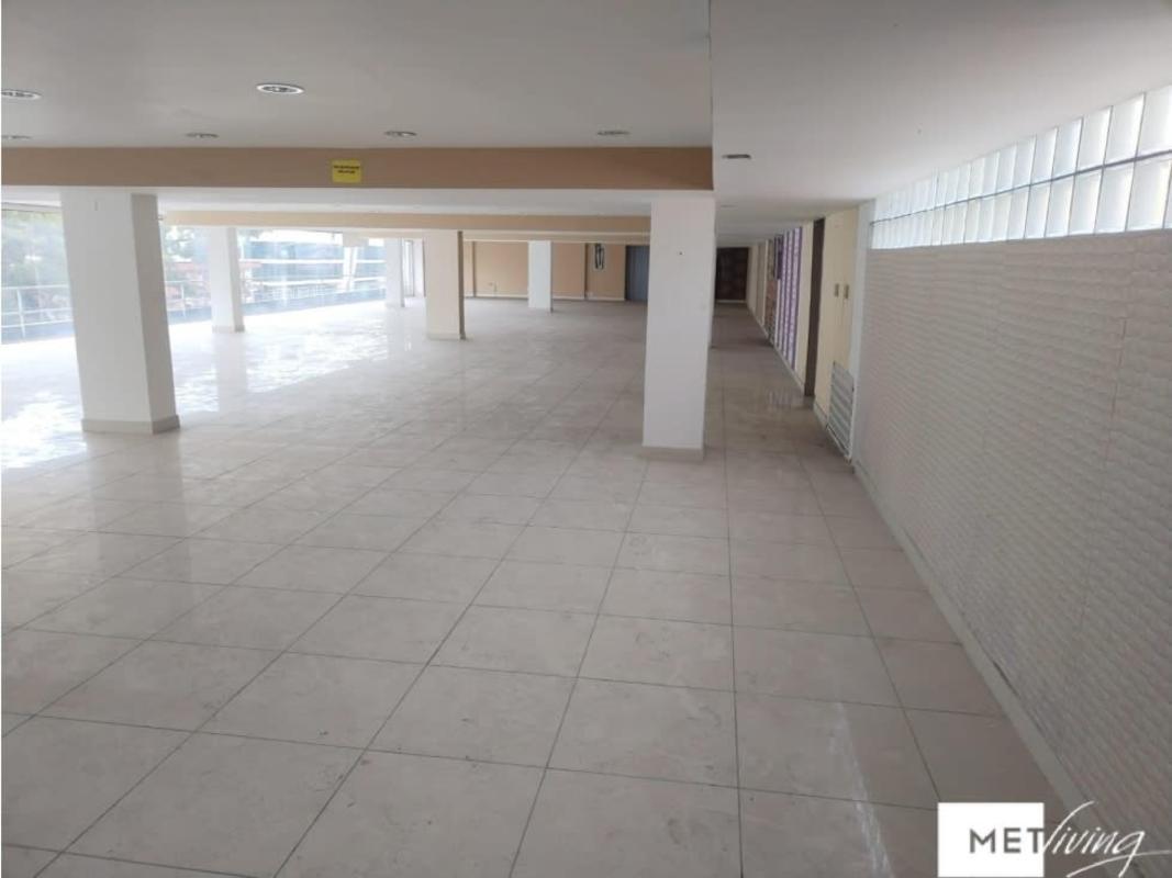 Large empty commercial floor space with floor-to-ceiling windows and columns in Panama City