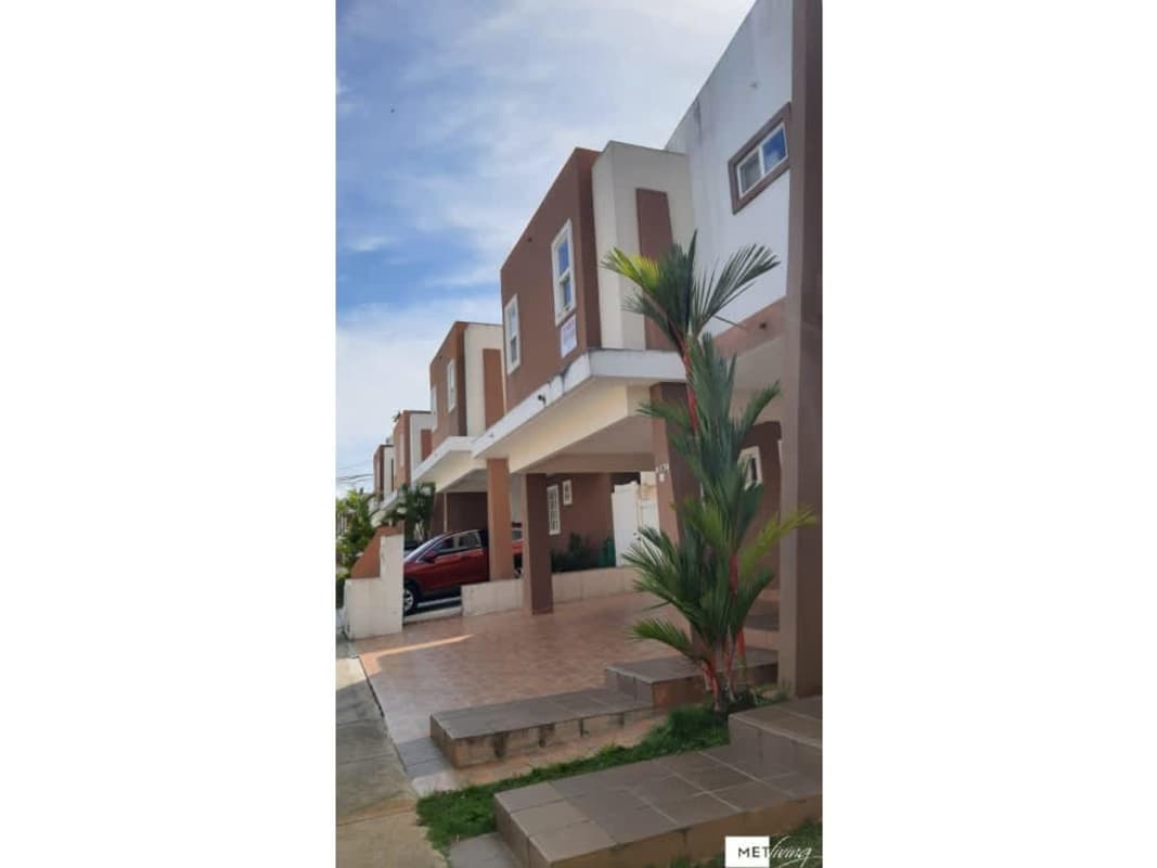 Entrance with covered parking and columns in PH Everest Brisas del Golf Panama City