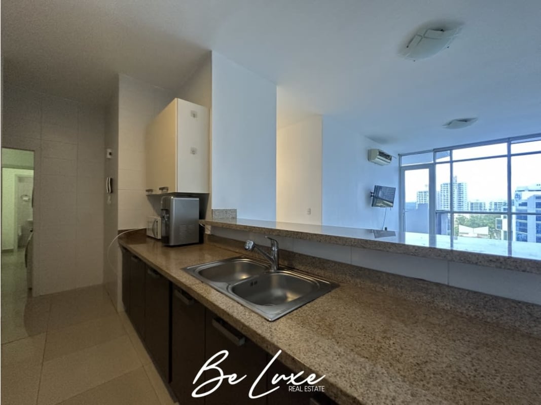 Kitchen with breakfast bar granite countertops stainless appliances PH Astoria El Cangrejo