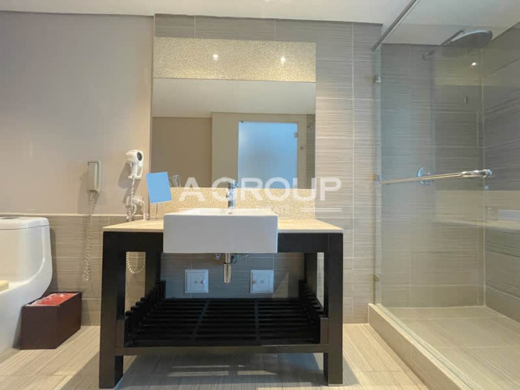 Contemporary bathroom with glass shower enclosure in PH Megapolis Marriott Panama
