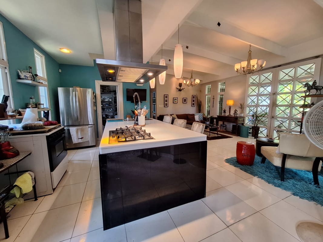 Bright living room with large windows, eclectic decor and natural light in Paraíso Ancón Panama
