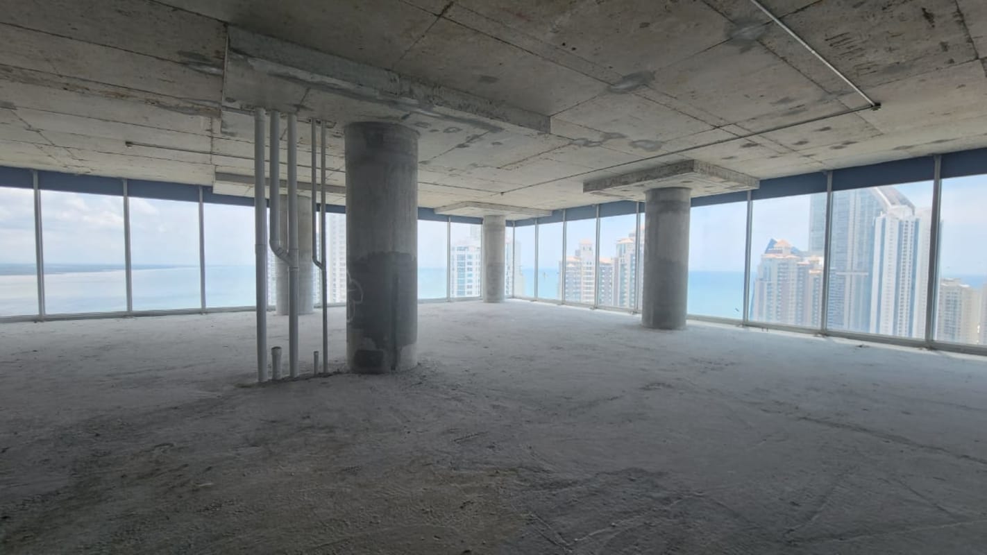Large windows revealing stunning Panama City skyline and Pacific Ocean views from Oceania Business Plaza office