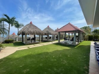 Infinity-edge pool and jacuzzi overlooking ocean at PH Miramar Farallon Panama