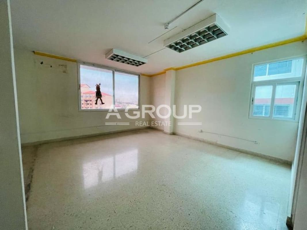 Spacious warehouse interior with high ceilings roll-up doors PH NG La Alameda Panama