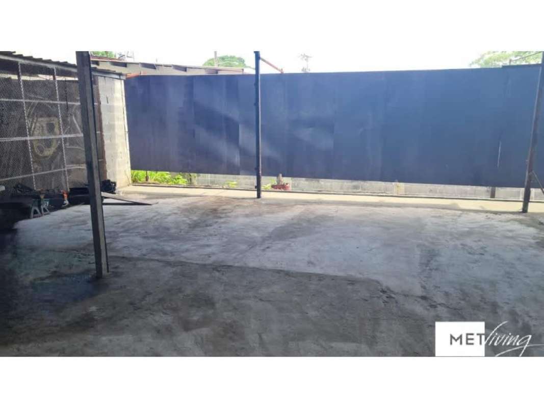 Covered parking or storage area on commercial lot with industrial potential in Panama City