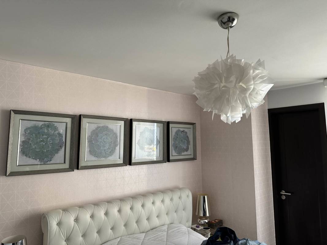 Modern bedroom with tufted headboard pendant light and decor PH Miyaki Obarrio Panama