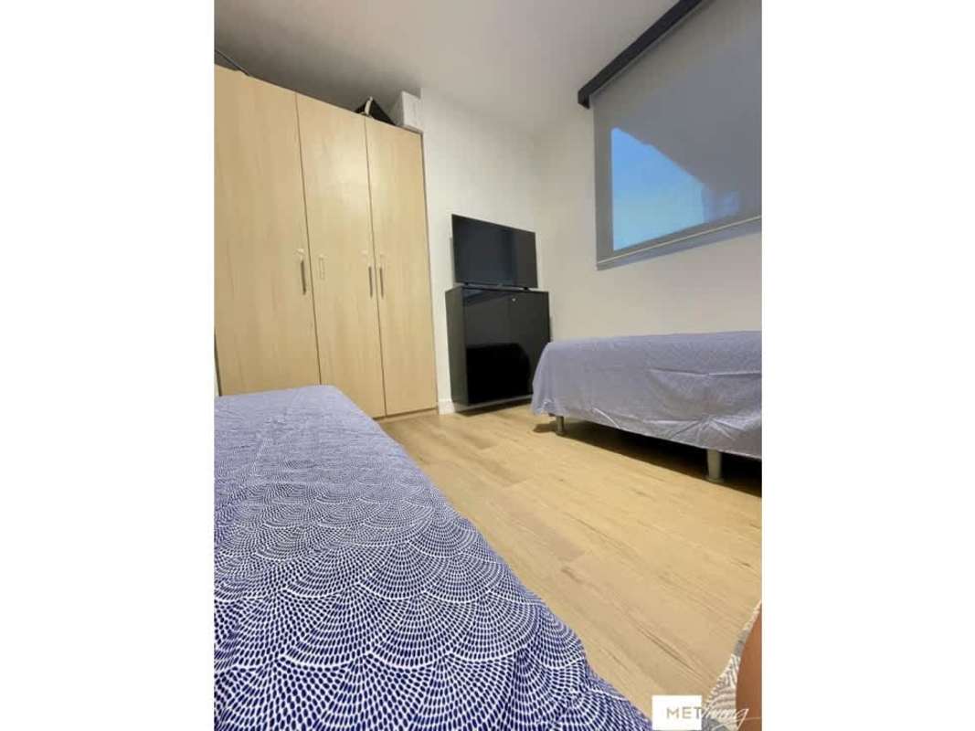 Twin beds with TV and wardrobe in bright bedroom at PH Cosmopolitan Panama City