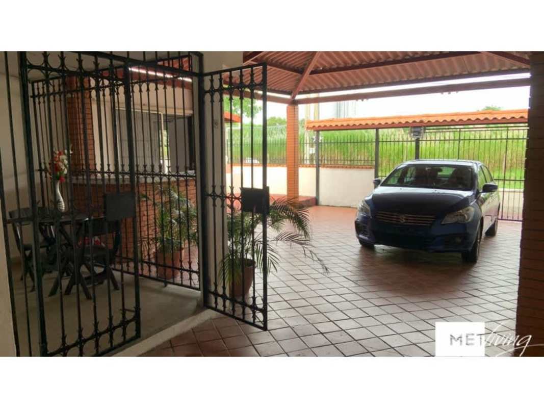 Bright living dining room with ceramic tile in Reparto Nuevo Panamá house for sale