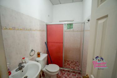 Bathroom with ceramic tiles and enclosed shower in Nuevo Farallón house Rio Hato