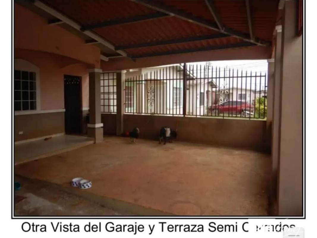 Semi-covered carport terrace with tiled roof and iron bars Viña del Mar La Chorrera