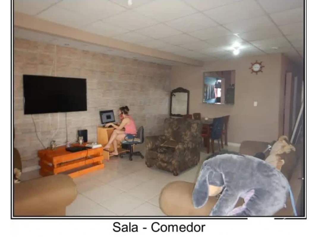 Kitchen area with granite bar counter, appliances, pink wall in Viña del Mar Panama