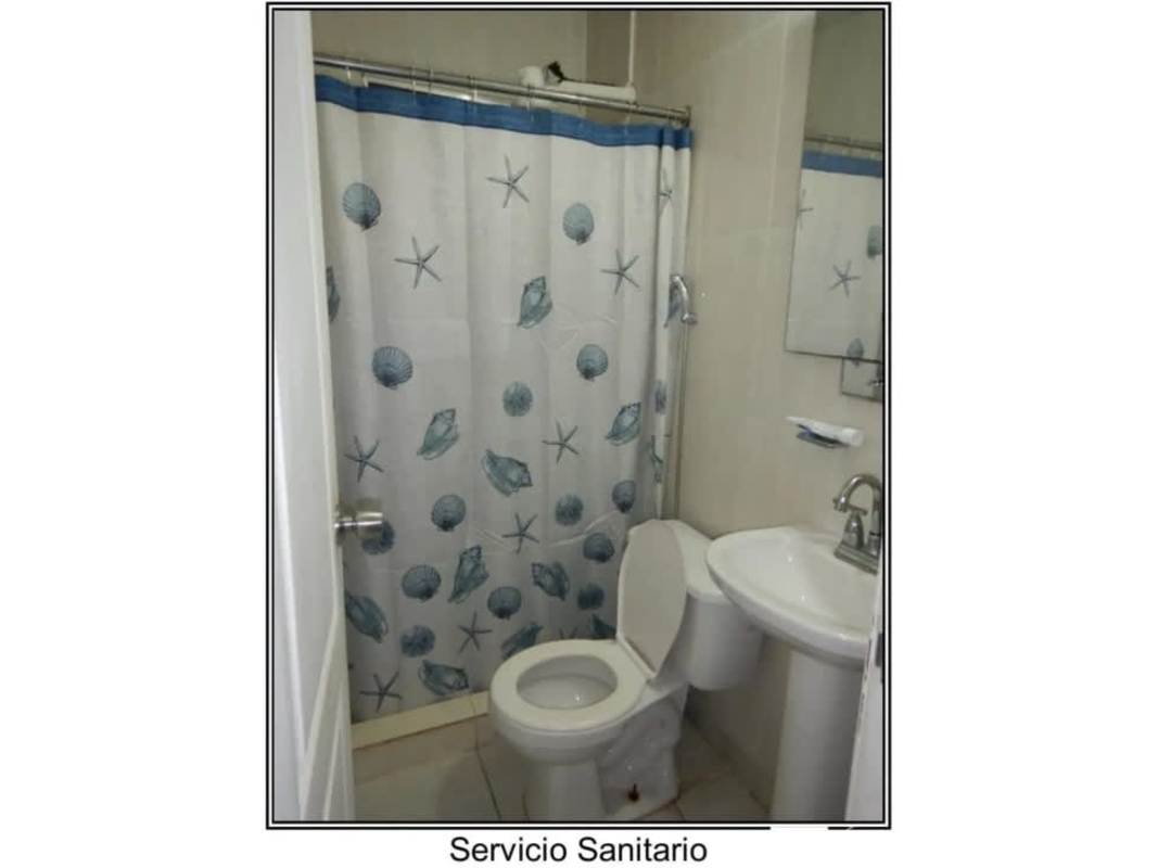 Small bathroom with pedestal sink, shower curtain, and wall mirror Viña del Mar Panama