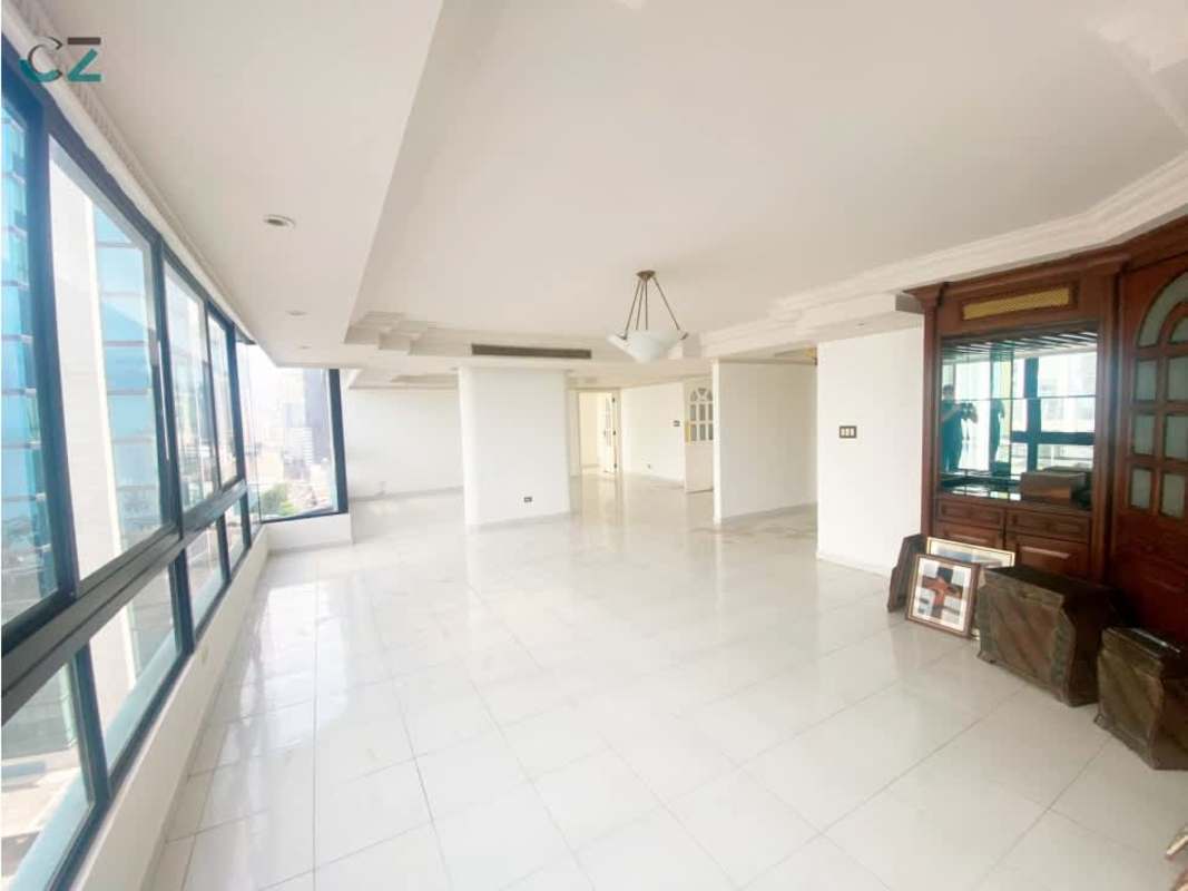 Modern spacious kitchen with L-shaped countertop, island and built-in appliances in PH Costa del Mar