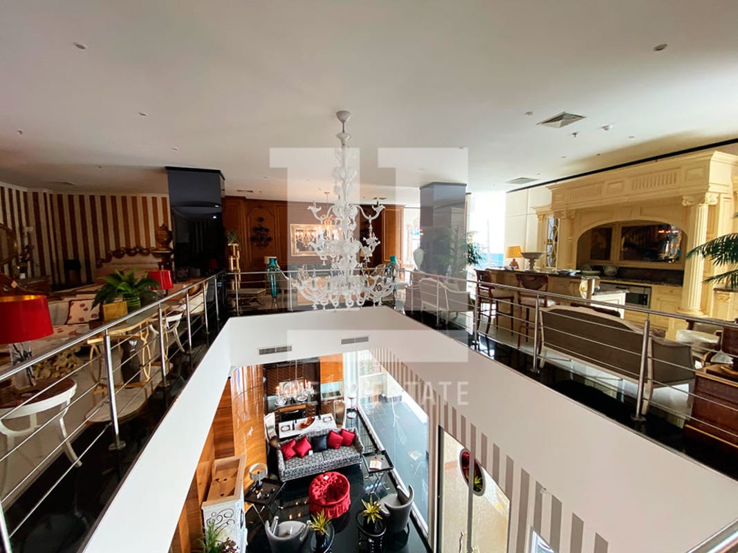Interior view with striped walls and chandelier perfect for showroom PH Molon Tower Panama