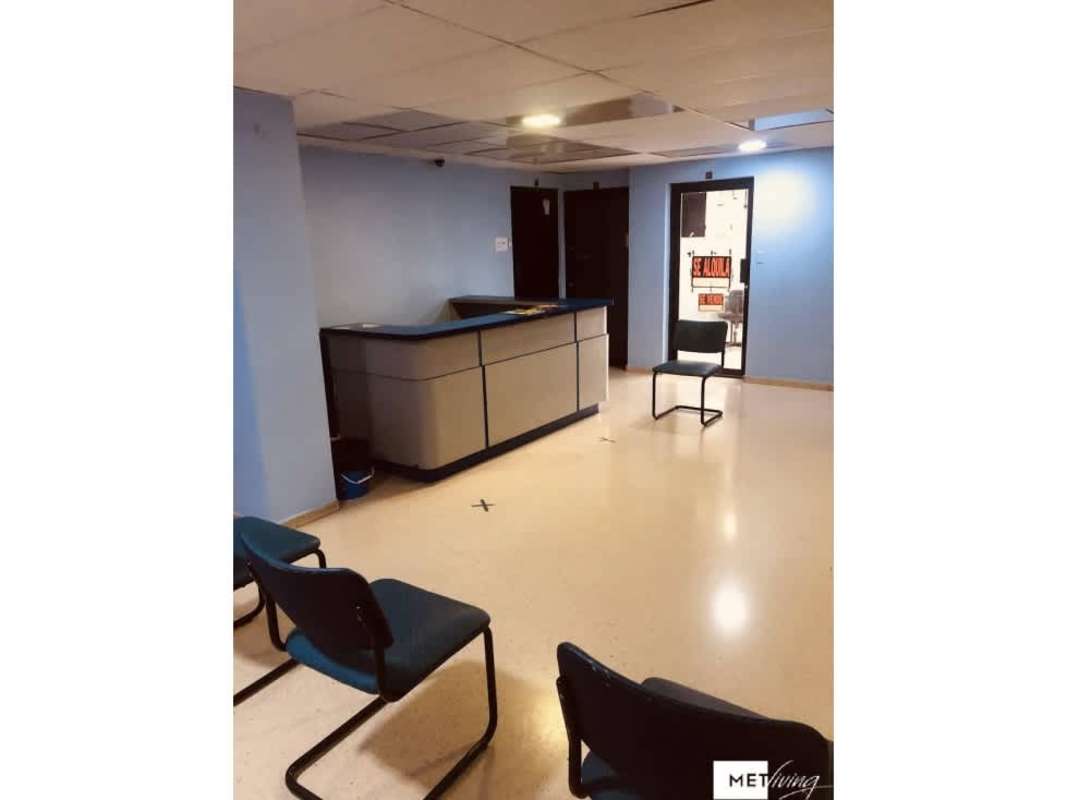 Waiting area and reception counter with chairs in Plaza Colonial El Dorado medical office Panama