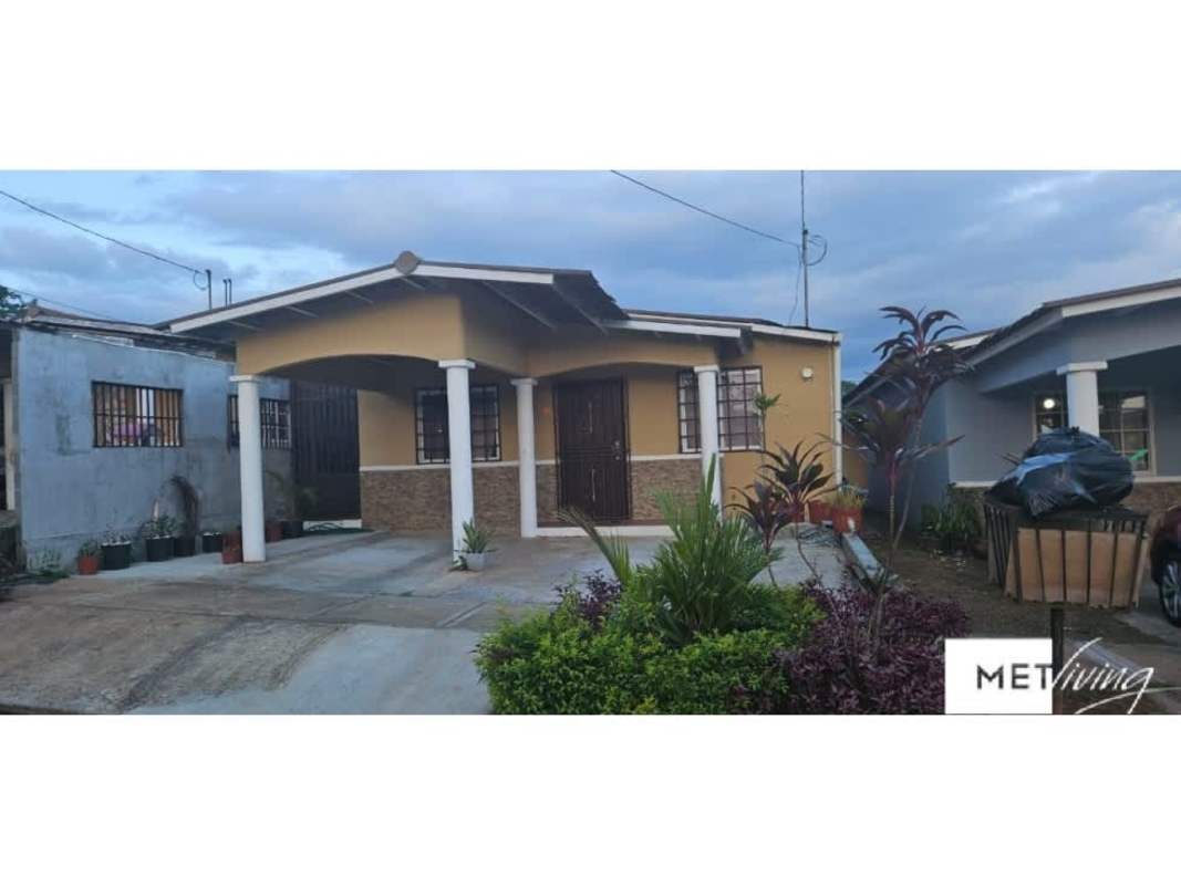 Driveway and covered parking of rental house in Villas del Bosque Pedregal Panama City