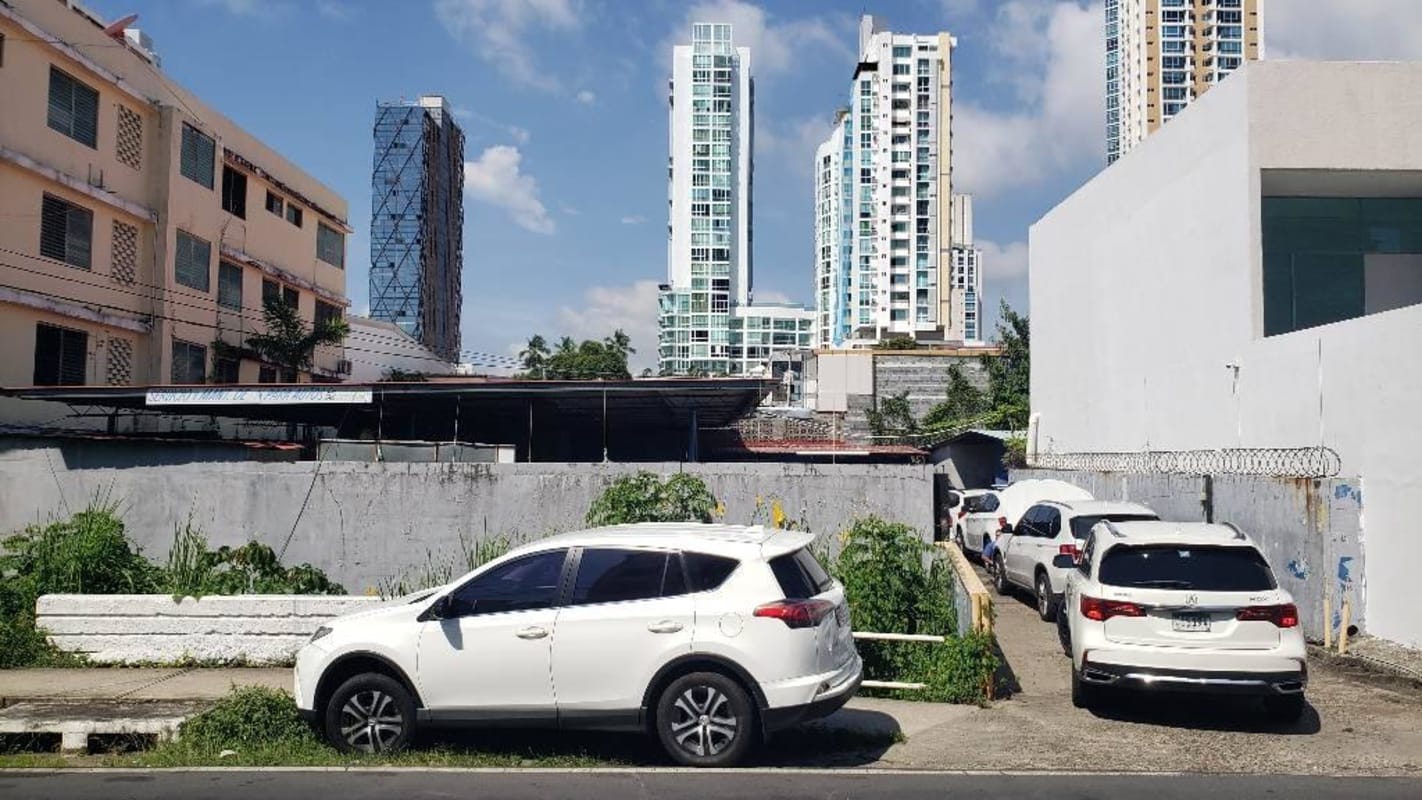 Urban lot with high-rise backdrop and high exposure on busy Panama street for sale