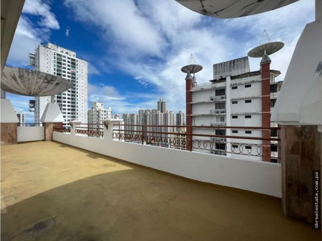 Spacious living room with large windows showcasing Panama skyline at PH Country Park Coco del Mar