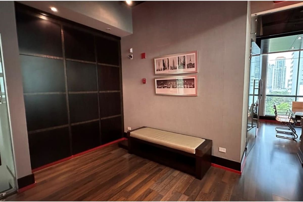 Modern waiting area with bench seating, wood panel wall, glass partitions in PH Blue Business Center San Francisco Panama