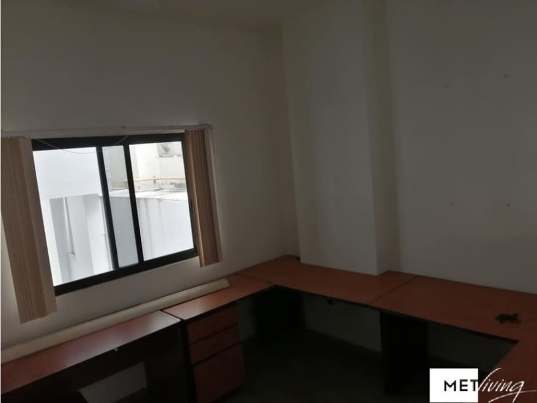 Private office with window blinds built-in drawers PH Metric San Francisco Panama