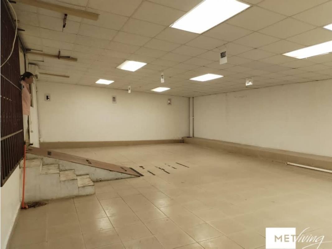 Large empty flexible warehouse storage with tiled floor Parque Lefevre Panama