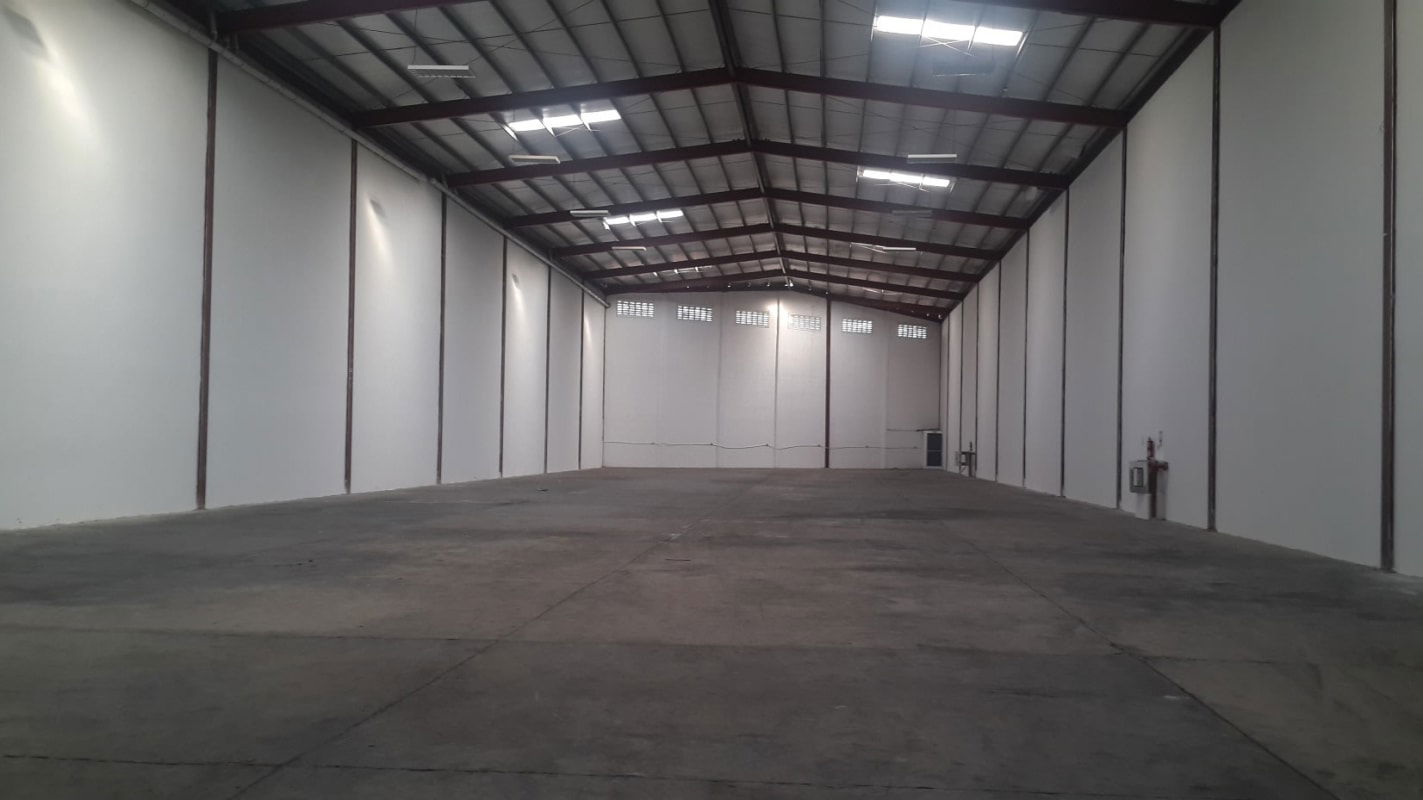Commercial warehouse interior with mezzanine and high ceilings in Las Mañanitas Panama City