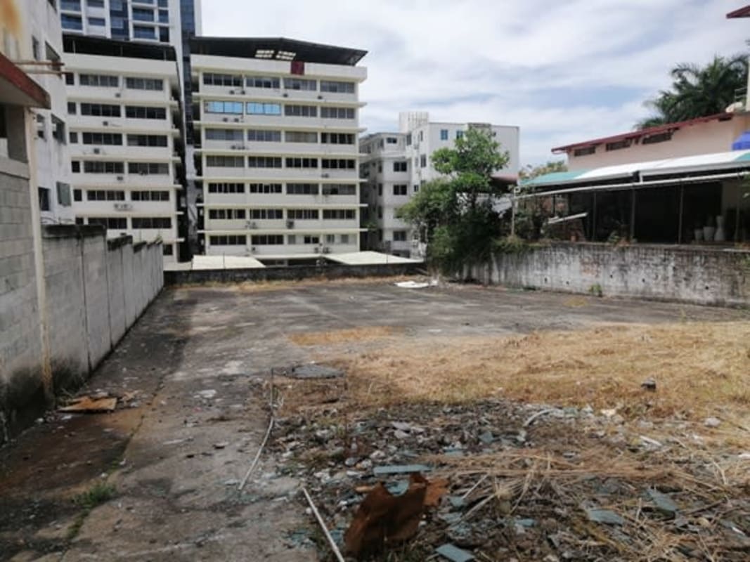 Fenced vacant 900 m2 lot for sale surrounded by city buildings El Cangrejo