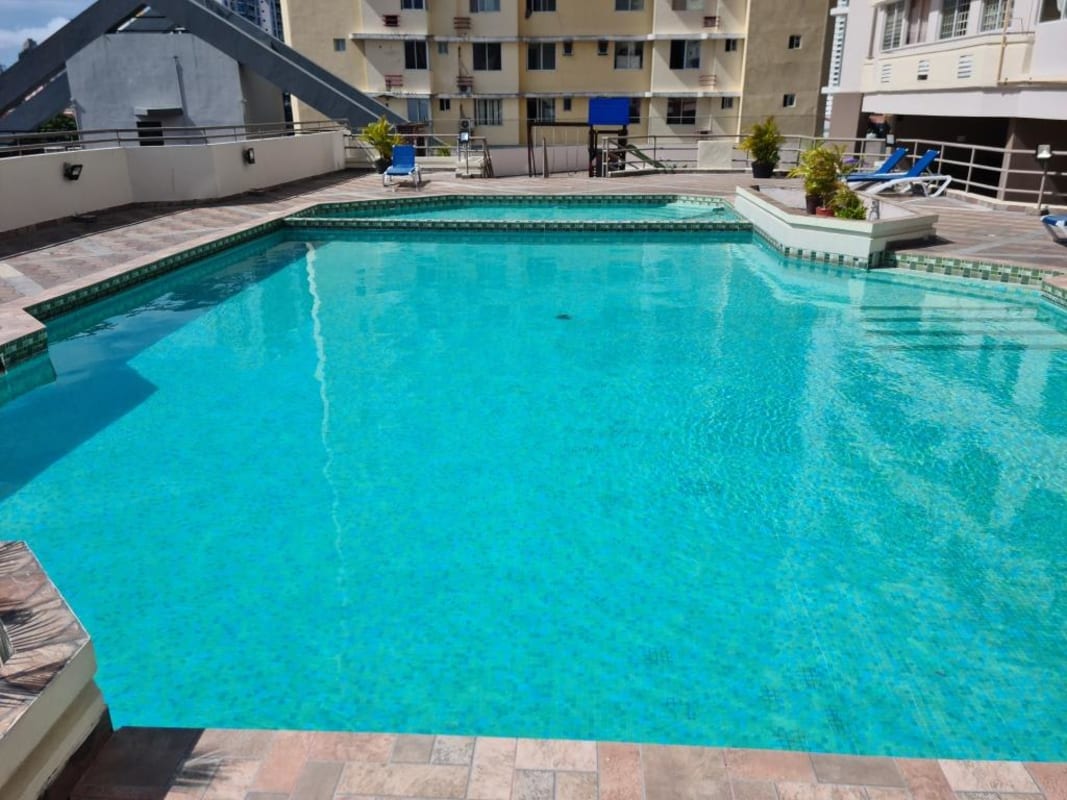 Outdoor swimming pool with jacuzzi, sun loungers PH Brisas de San Fernando Panama