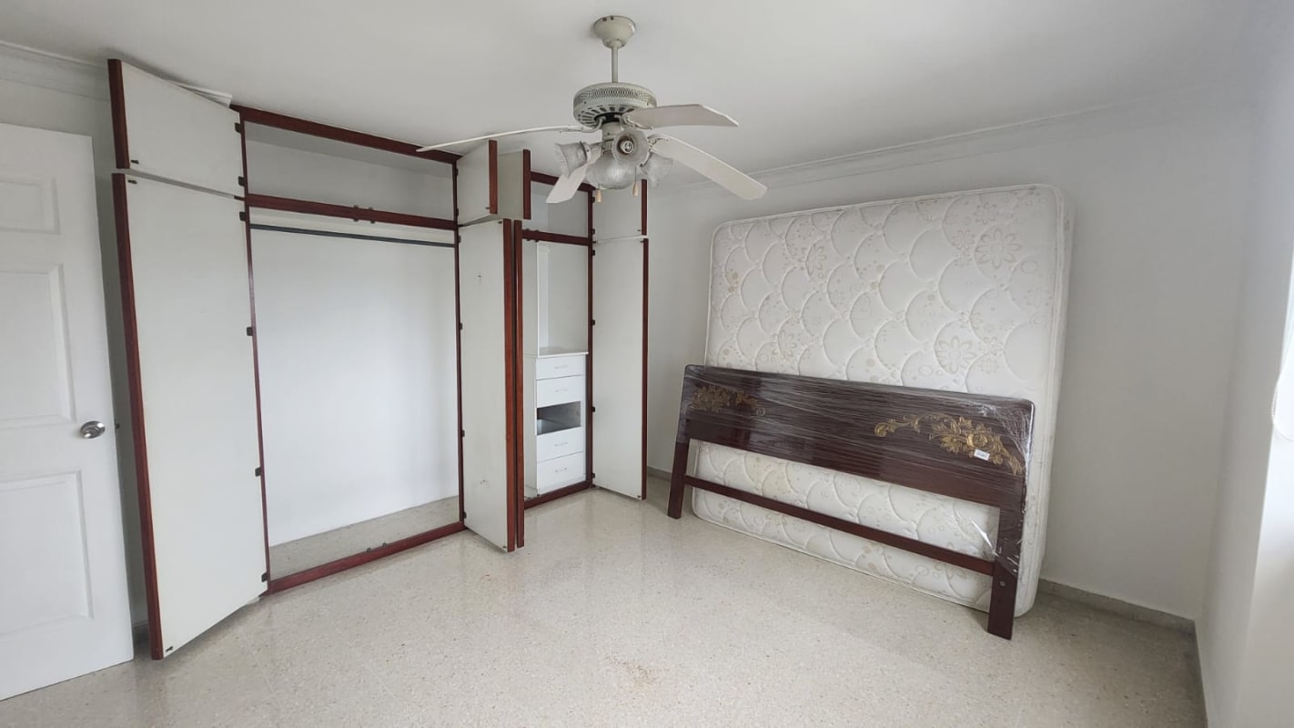 Simple bedroom empty with built-in closet ceiling fan PH Park City Panama