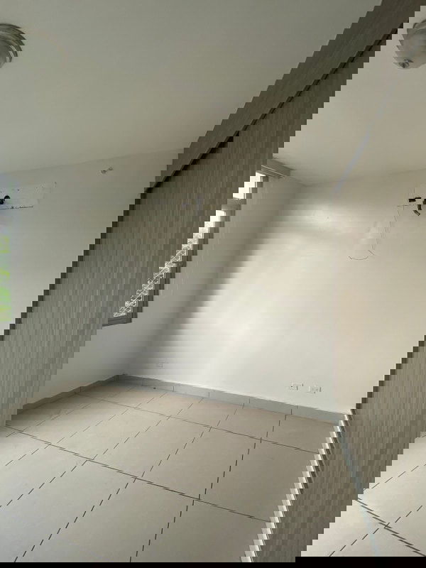 Bedroom with large window, tile floors, built-in closet in PH 4H Condado del Rey Panama