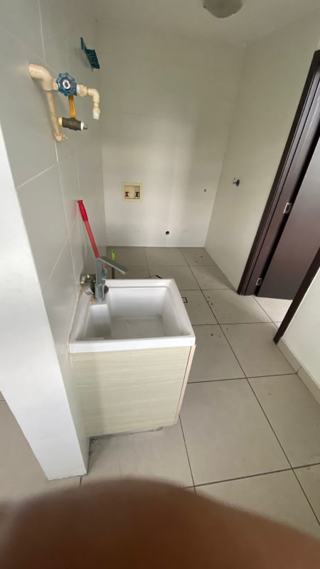 Laundry space with utility sink, tiled floors, water fixtures PH 4H Condado del Rey