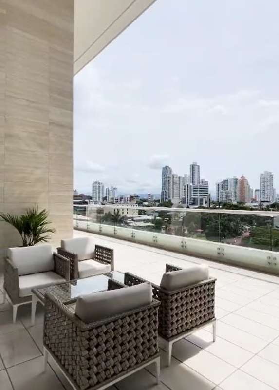 Indoor squash and racquetball court with wooden flooring glass door in PH The Towers Panama