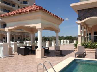 Contemporary lobby with art, natural light, modern decor at Las Olas Tower Vista Mar Panama