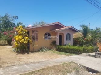 Single-story peach house with garden and red tile roof in Don Esteban Monagrillo Chitre
