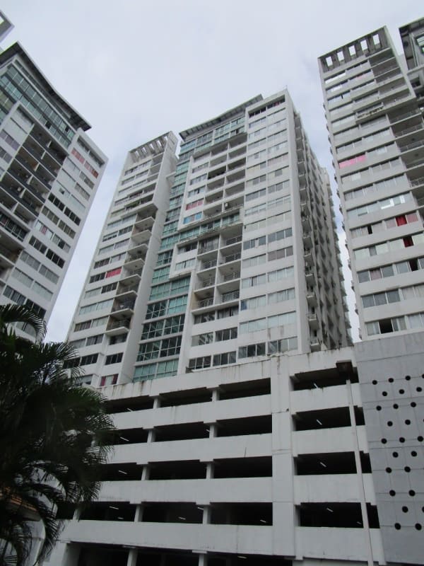 2BR Condo with Pool & Balcony, PH Parques del Este