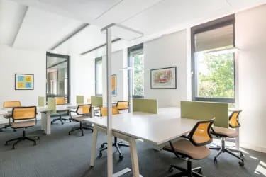 Partitioned office area with natural light, ergonomic chairs PH Atlantic Plaza Colón Panama