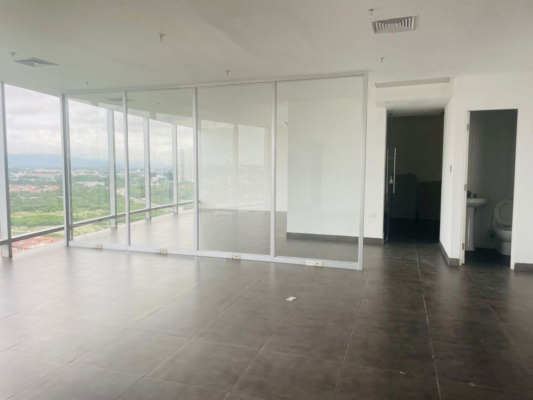 Modern office rental with natural light large windows ceramic floors PH Aseguradora Ancón Costa del Este Panama
