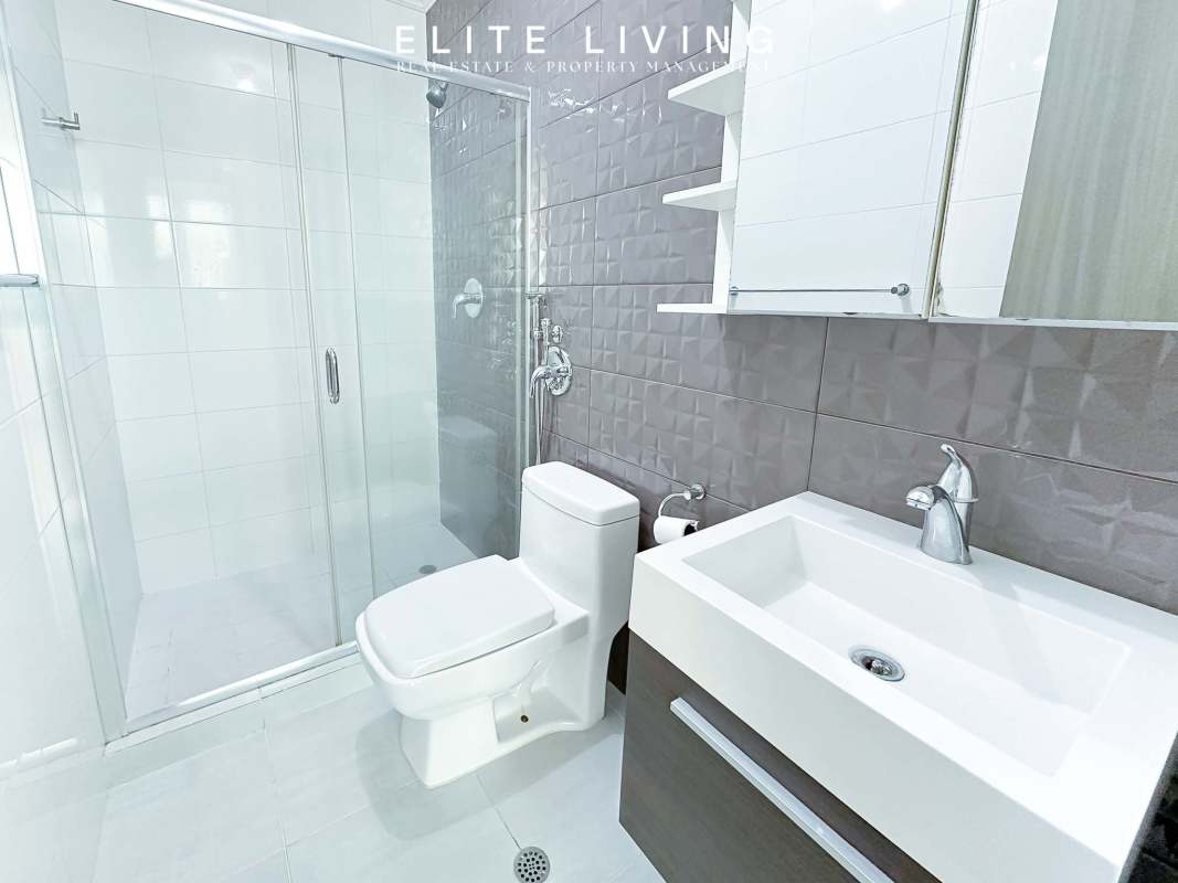 Modern bathroom with walk-in shower and ceramic tiles PH Metropolitan Park Carrasquilla Panama