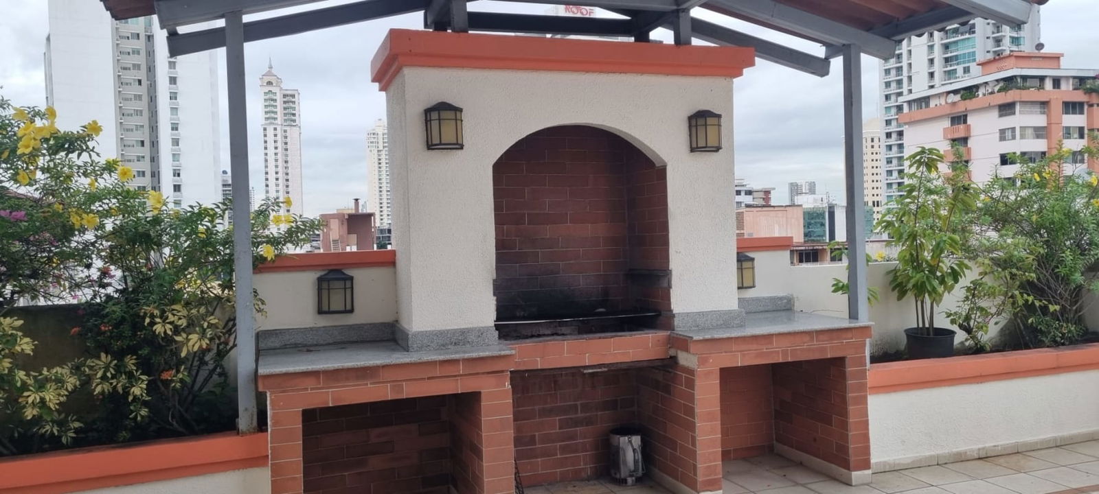 Open-plan living and dining space with balcony at PH Mandalay El Cangrejo Panama