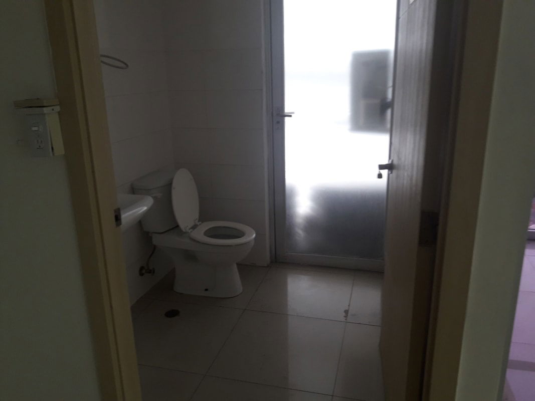 Minimalist bathroom with ceramic tiles inside office in PH Obarrio 60 Obarrio Panama City