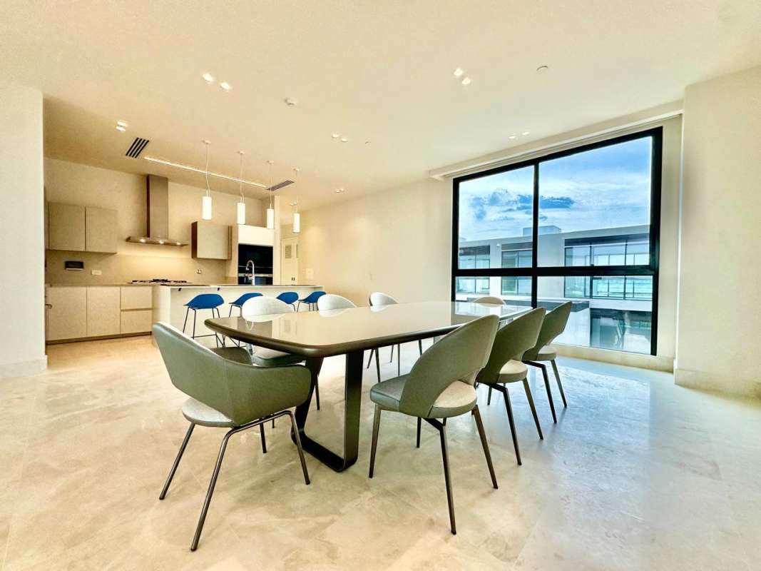 Elegant dining room with floor-to-ceiling windows overlooking marina and Panama skyline at PH Casa del Mar Ocean Reef